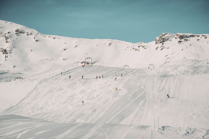 Piste mit Skilift im Hintergrund im Skigebiet San Bernardino