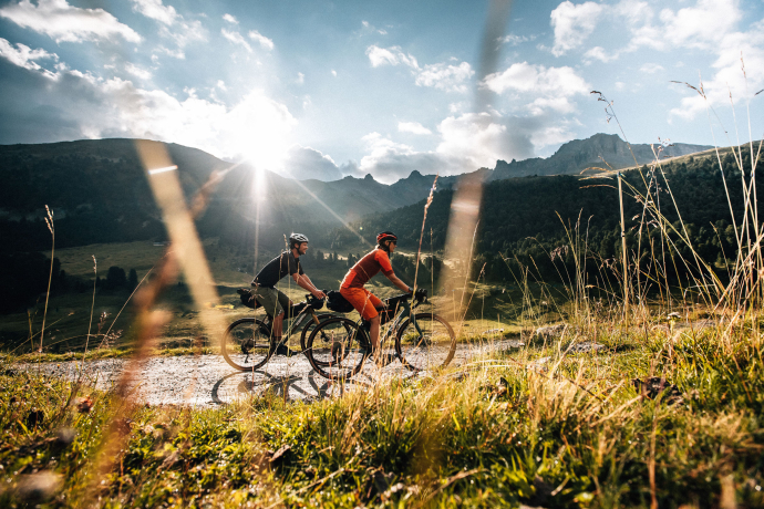 Gravelbiker auf dem Pass da Costaines zwischen dem Val Müstair und dem Unterengadin