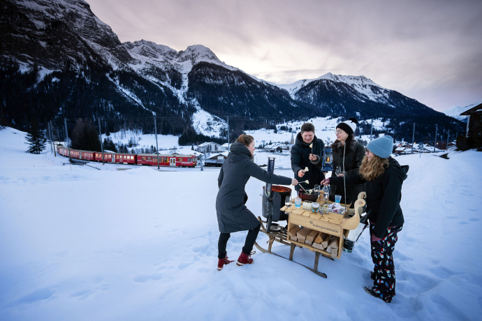 Gruppe geniesst das Abenteuer Fondueschlitten in Bergün