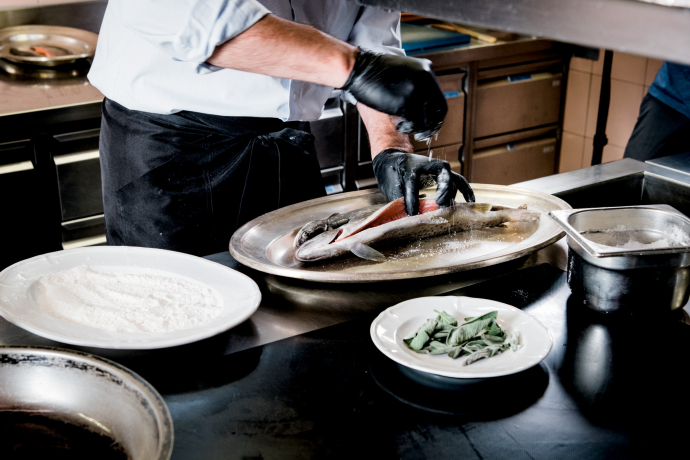 Antonio Walther bereitet im Restaurant Murtaröl Fische zu