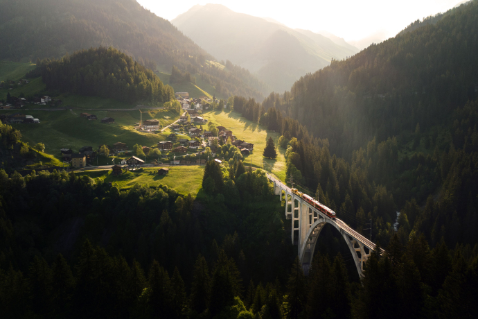 Kulturdorf Langwies mit dem Viadukt