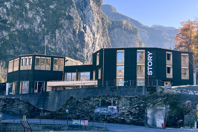 STORY Thusis mit Bergen im Hintergrund