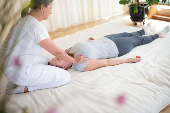 Zwei Personen in einer Behandlung