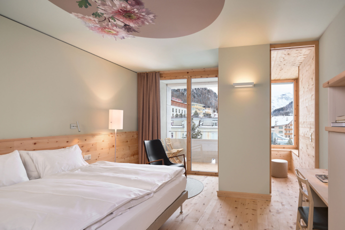 Jedes Doppelzimmer hat eine Stüvetta, ein Zimmer im Zimmer, das als Rückzugsort dient. (Foto: © Ralph Feiner) Hotel Maistra 160 Zimmer