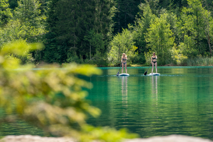 Stand-up-Paddling auf dem Crestasee (Foto: © Flims Laax Falera / Philipp Ruggli) Zwei Frauen beim Stand-up-Paddling auf dem Crestasee