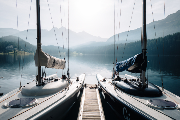 Von der Anlegestelle zum Segeltörn unter beeindruckender Bergkulisse (Foto: © Engadin Tourismus AG) Zwei Segelboote an einer Anlegestelle im Oberengadin