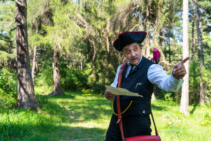 Der Kinder-Kondukteur Clà Ferrovia mit einer Schatzkarte in der Hand