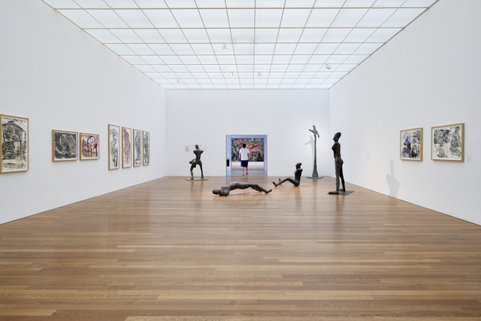 Un uomo esce da una sala espositiva al Kirchner Museum Davos