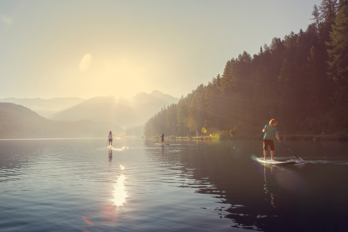 Drei Stand-up-Paddler auf dem St. Moritzersee