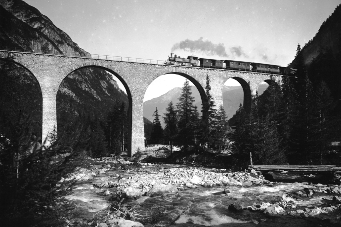 Dampfzug auf dem Albulaviadukt (Foto: © Archiv RhB) Dampfzug auf dem Albulaviadukt im Jahre 1904