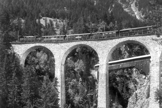 Glacier Express auf Russeinerviadukt (Foto: © Archiv RhB) Glacier Express auf Russeinerviadukt im Jahre 1940