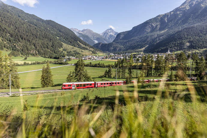 Zernez (Foto: © Andrea Badrutt) Ein Zug der Rhätischen Bahn verlässt Zernez Richtung Oberengadin