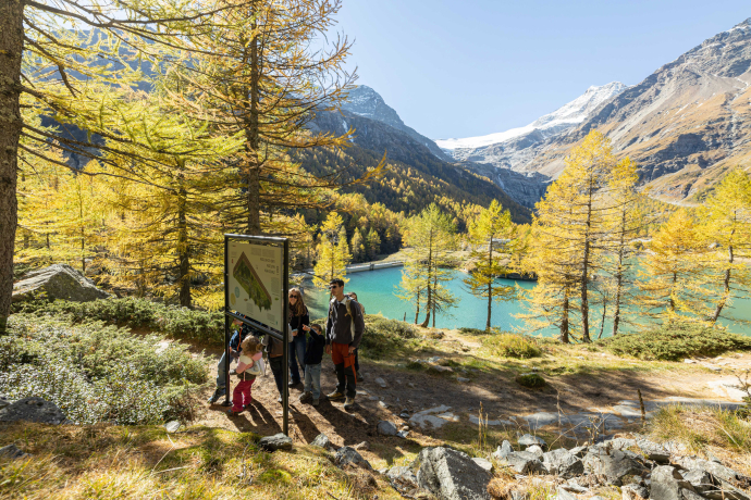 Familie auf dem Lehrpfad Via Energia