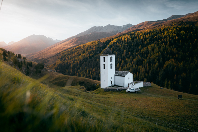 Wie für Postkarten gemacht: die reformierte Kirche Avers-Cresta (Foto: © Long Nong-Huang) Reformierte Kirche Avers-Cresta
