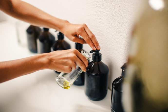 Hotel Schweizerhof Lenzerheide (Photo: © Sandra Marusic) A woman pours a liquid into a small glass for a wellness treatment