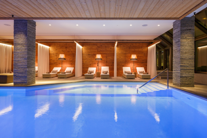 Schwimmbad im Hotel Piz Buin Klosters (Foto: © Hotel Piz Buin / Jeronimo Vilaplana) Schwimmbad im Hotel Piz Buin Klosters