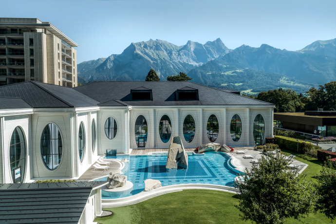 Aussenbad der Tamina Therme (Foto: © Grand Resort Bad Ragaz) Aussenbad der Tamina Therme mit Bündner Herrschaft und Falknis im Hintergrund