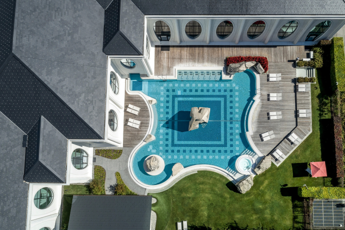 Tamina Therme Bad Ragaz (Photo: © Grand Resort Bad Ragaz) Outdoor pool at the Tamina Therme Bad Ragaz