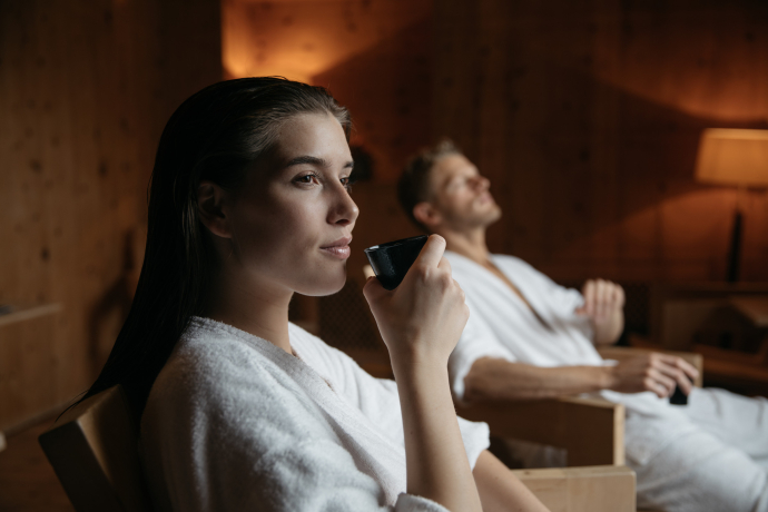 Samedan Mineral Bath & Spa (Photo: © Aqua-Spa-Resorts AG / Maria Birrer) A young couple in bathrobes relax in the Samedan Mineral Bath & Spa