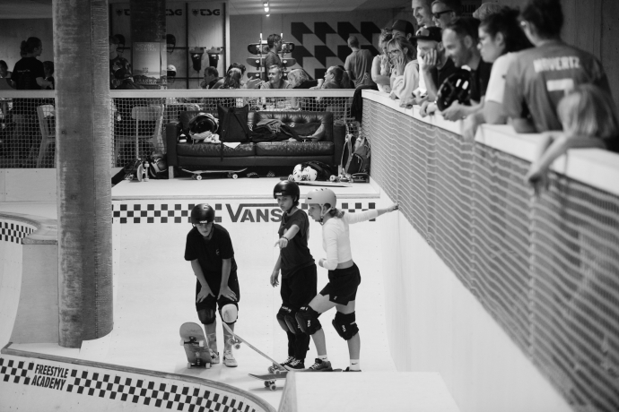 Freestyle Academy in Laax (Foto: © LAAX / Weisse Arena Gruppe) Drei Skateboarder in der Freestyle Academy in Laax