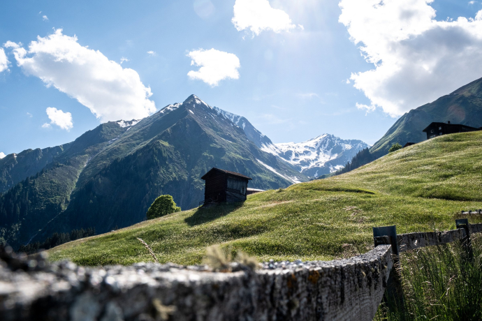 Landschaft mit Stall im Safiental (Foto: © Seraina Derungs) Landschaft mit Stall im Safiental