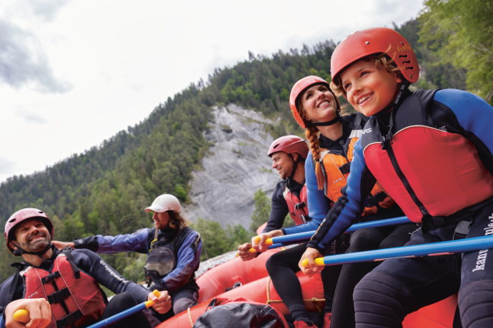 Divertimento in famiglia con il rafting nella Gola del Reno, un luogo perfetto per esperienze di avventura e natura (Foto: © Nico Schaerer) Una famiglia in barca mentre fa rafting nella Gola del Reno