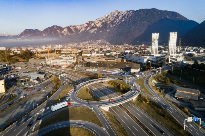 Investieren in Graubünden: Chur Nord als strategischer Standort mit erstklassigen Verkehrsverbindungen für Unternehmen (Foto: © Marke graubünden / Gaudenz Danuser) Chur Nord mit Autobahnanschluss und verschiedenen Unternehmen, die eine wirtschaftliche Infrastruktur zeigen