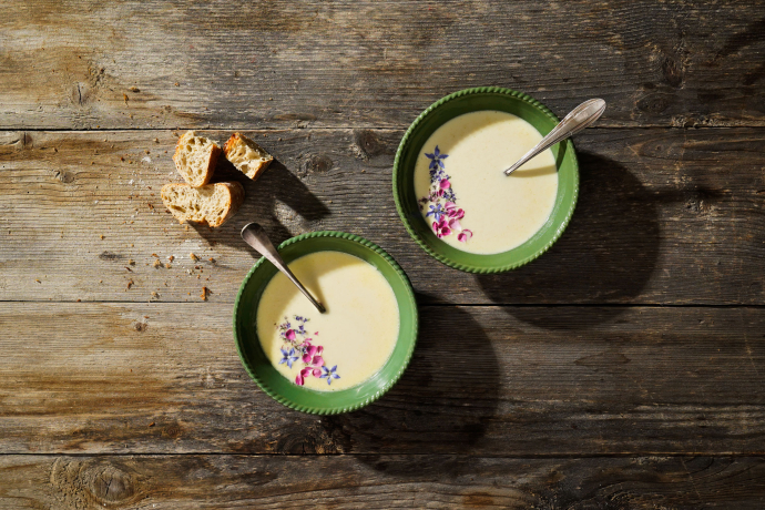 Suppenschüsseln mit Maienfelder Riesling Schaumsuppe (Foto: © Faeh + Faeh) Suppenschüsseln mit Maienfelder Riesling Schaumsuppe