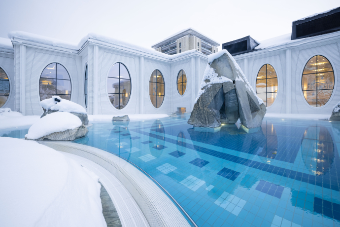 Outdoor pool at the Tamina Therme Bad Ragaz in winter