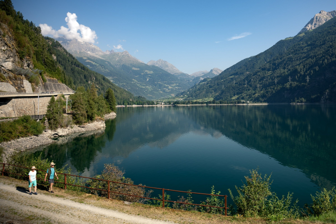 Spazierende am Lago di Poschiavo