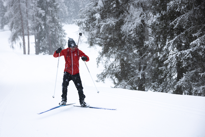 Mit voller Konzentration und geschmeidigem Stil: Franco Züger, Leiter der Biathlon-Academy, in seinem Element auf der Loipe (Foto: © Schweiz Tourismus / Dominik Baur) Franco Züger, Leiter der Biathlon-Academy, gleitet auf Langlaufskiern über eine verschneite Loipe