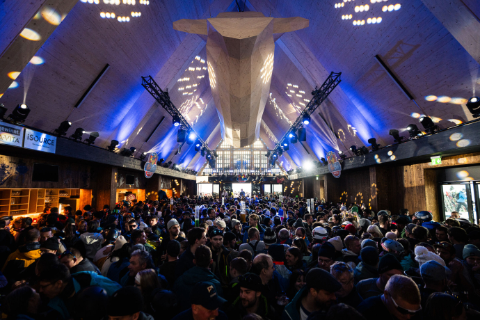 Après-Ski in der KuhBar Arosa (Foto: © Arosa Bergbahnen AG) Après-Ski in der KuhBar Arosa