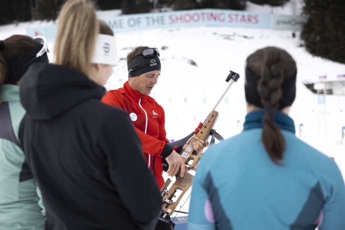 Das Kleinkalibergewehr wird genaustens unter die Lupe genommen.