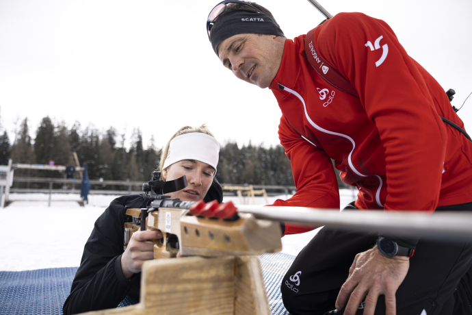 Geduldig führt Franco in die korrekte Haltung beim Schiessen ein.