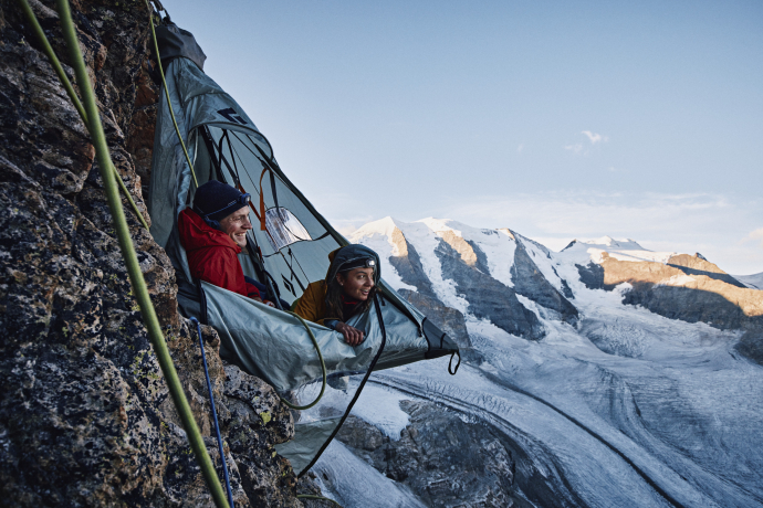Abenteuer Portaledge: eine unvergessliche Nacht am Piz Trovat im Engadin (Foto: © Schweiz Tourismus / Colin Frei) Ein Paar beim Übernachten am Piz Trovat im Engadin