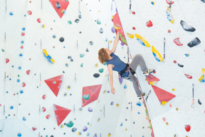 Vielfältige Routen und modernste Infrastruktur im Kletterzentrum Ap 'n Daun Chur (Fotoquelle: Chur Tourismus | © Nicole Maag) Eine Kletterin klettert konzentriert an einer Kletterwand im Kletterzentrum Ap 'n Daun Chur