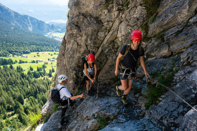 Der Klettersteig Pinut in Flims zählt zu den aussichtsreichsten Klettersteigen der Schweiz (Foto: © Flims Laax Falera / Philipp Ruggli) Eine Gruppe am Klettersteig Pinut in Flims