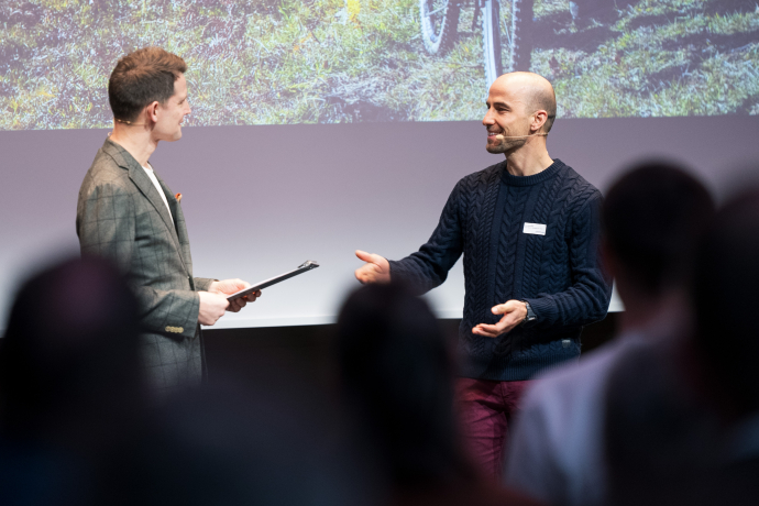 MTB-Profi Nino Schurter blickt im Gespräch mit Moderator Fabian Unteregger (links) auf die Weltcupsaison 2025. @ GRF 