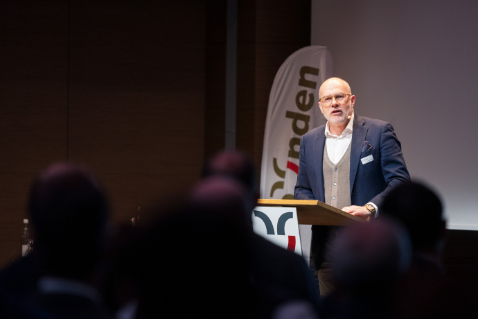 Präsident Jürg Schmid fasst die aktuellen Trends im Tourismus zusammen. @ GRF 