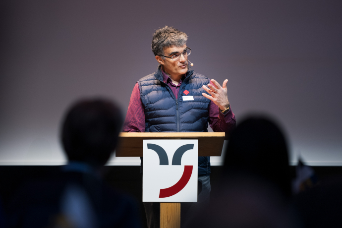 Regierungspräsident Marcus Caduff hebt in seiner Rede die Bedeutung des gesellschaftlichen Zusammenhalts hervor. @ GRF Regierungspräsident Marcus Caduff hebt in seiner Rede die Bedeutung des gesellschaftlichen Zusammenhalts hervor. @ GRF