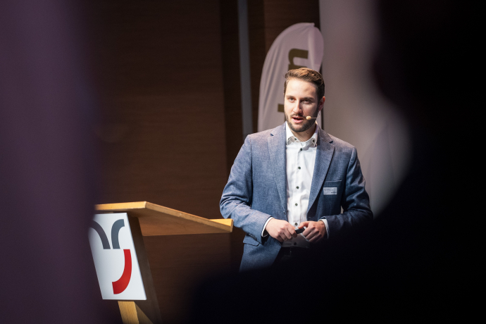 Milan Derouck, CEO FIS Freestyle World Championship 2025 Engadin St. Moritz, gibt einen Überblick. @ GRF 