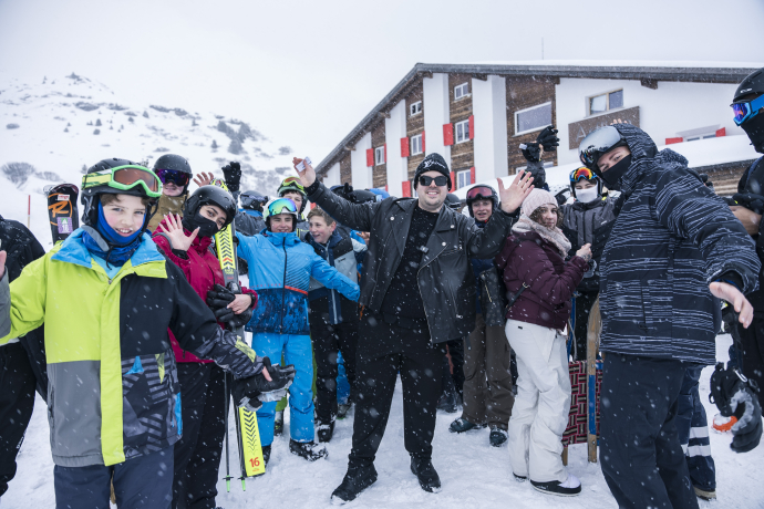 Steve Merson mit seinen Fans in den Fideriser Heubergen. © GRF, Marco Hartmann 