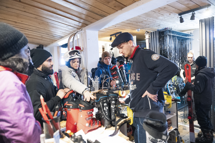 Rund 60 Teilnehmende erhielten von Graubünden Ferien und den Fideriser Heubergen kostenlos eine Miet-Skiausrüstung für den Event. © GRF, Marco Hartmann 