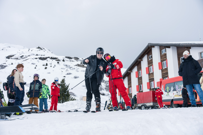 Auch Steve Merson wagte sich auf die Ski. © GRF, Marco Hartmann 