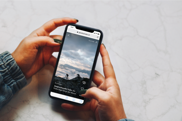 Smartphone zeigt das Ferienprofil von Graubünden Ferien