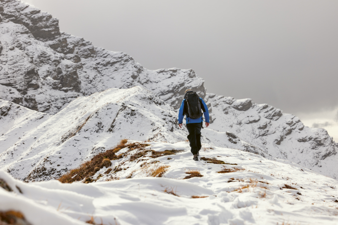 Escursionisti su un sentiero di montagna innevato nel Parc Ela.
