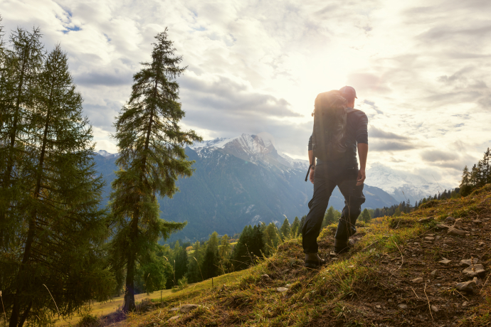 Mann auf einem Wanderweg im Parc Ela. (Foto: © Nico Schaerer) Mann auf einem Wanderweg im Parc Ela