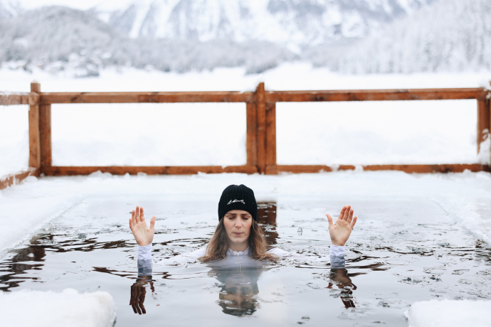 Eisbad in St. Moritz (Foto: © Engadin St. Moritz) Frau konzentriert sich im eiskalten Eisbad in St. Moritz.