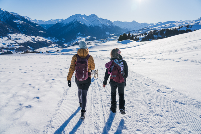 Winterwandernde auf der Via Mundaun in der Surselva