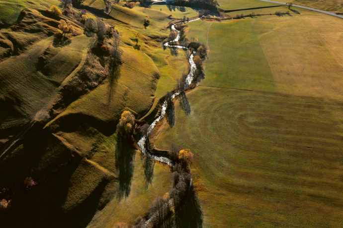Il Rombach serpeggia nella valle.
